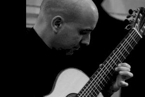 El guitarrista Fernando Espí ofrecerá mañana un recital en el Centro Social Platja Albir