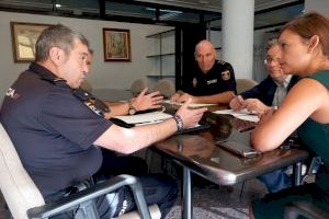 Los efectivos de la Policía Local de Elda y de la Policía Nacional coordinarán sus esfuerzos para hacer más efectiva su labor en la ciudad