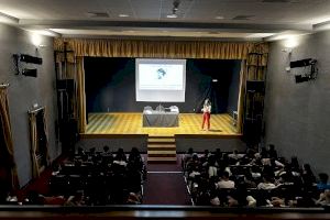 130 alumnos del Instituto participan en una charla sobre la escritora Virginia Woolf