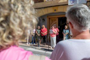 Más de medio centenar de personas participan en l’Alfàs en la lectura del manifiesto del Día del Cáncer de Mama