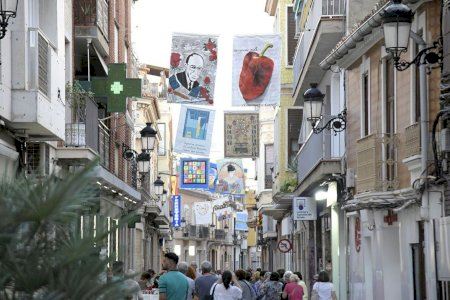 Vecinos y vecinas de Paiporta exponen sus creaciones en torno a la figura de Estellés en la c/ Primer de Maig de Paiporta