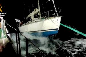 Contra viento y marea en plena noche: heroico rescate de un velero a punto de estrellarse en la Isla de Tabarca