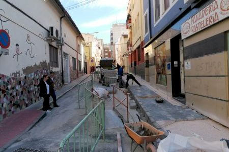 Villena inicia las obras de mejora en accesibilidad de las aceras de la calle San Rafael