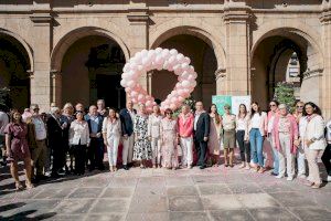 La alcaldesa muestra el apoyo institucional a la AECC en el Día Mundial del Cáncer de Mama