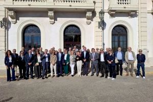 Empresarios y políticos conquenses abogan en el puerto de Valencia por recuperar la línea férrea Valencia-Cuenca