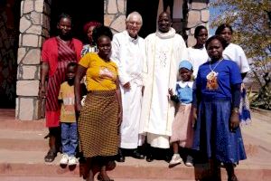 Un sacerdote inglés misionero en Zimbabue pide ayuda en Valencia para crear un huerto con el que alimentar a familias y niños malnutridos