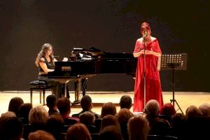 Marlene Aquino llena el Salón de Actos de Benidorm en el homenaje a la soprano María Callas