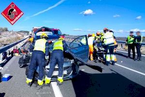 Herido grave tras estrellarse contra un camión averiado en Villena