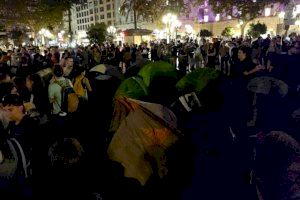 Manifestantes acampan en la plaza del Ayuntamiento de Valencia: exigen la reducción del precio del alquiler y el fin de la turistificación