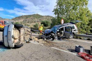 Un brutal choque entre dos vehículos en Calles (Valencia) acaba con la vida de una persona y deja herida a otra