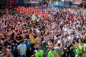 Fira d’Onda arranca con el multitudinario almuerzo, pasacalle y los cerriles de Cebada Gago y Lagunajanda