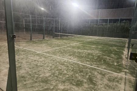 La Concejalía de Deportes renueva las pistas de pádel del Polideportivo Municipal de Villena