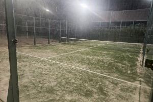 La Concejalía de Deportes renueva las pistas de pádel del Polideportivo Municipal de Villena