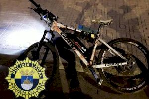 Sorpresa a Oropesa: convertix la seua bicicleta en un ciclomotor de manera artesanal i la policia li dona alt per l'excés de velocitat