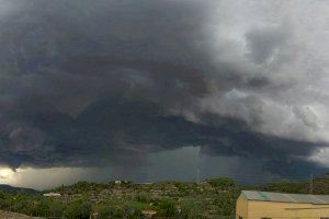 Aviso amarillo por fuertes lluvias y tormentas en gran parte de la Comunitat para el martes y miércoles