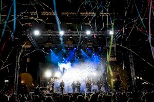 Un espectacular concert en la Plaça Major celebra el 40 aniversari del grup Jacaranda