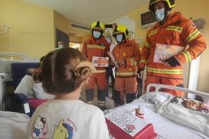 La asociación de bomberos de Xàtiva visita la unidad de pediatría del Lluís Alcanyís