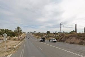 A pedradas contra los coches: Cae un grupo de jóvenes que casi causa una tragedia desde un puente de Elche