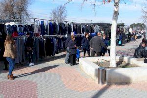 Policía Local de Villena recuerda la prohibición de aparcar en el espacio del mercadillo semanal hasta terminar la limpieza de la zona