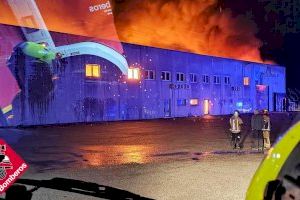 Les flames devoren una nau industrial a Banyeres de Mariola