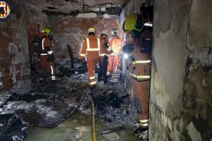 Un incendi en un pis de Catarroja provoca una gran cortina de fum i afecta a l'edifici adjacent