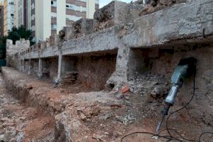 Apareix una biga de formigó sobre la muralla àrab d’Alzira