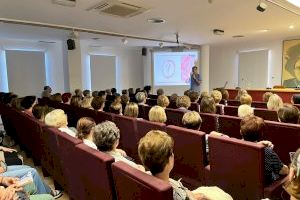 Más de 100 personas acudieron al Aula Salud sobre menopausia organizada por el Hospital Vithas Aguas Vivas y las Amas de Casa de L’Alcúdia