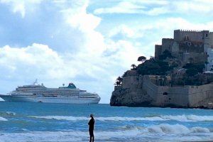 Imagen insólita: Un gigante de los mares asalta Peñíscola