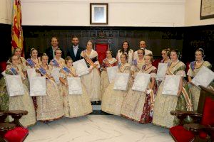 El Ayuntamiento de Sagunto entrega los mantones bordados a las Falleras Mayores