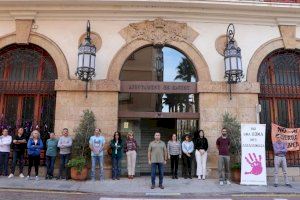 Silencio a las puertas de los edificios municipales por el presunto asesinato machista ocurrido en Almería