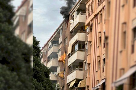 VÍDEO | Un quinto piso arde en El Campello y el fuego se expande por la fachada y los árboles de la calle