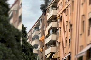 VÍDEO | Un quinto piso arde en El Campello y el fuego se expande por la fachada y los árboles de la calle