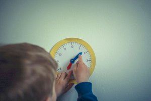 Experto de Vithas señala cómo disminuir los efectos del cambio de hora en los niños