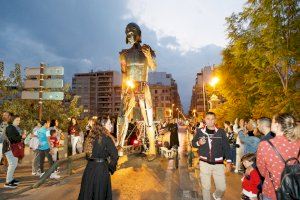 El gigante ‘Aquiles’ toma las calles de la ciudad durante el Festival Medieval de Elche