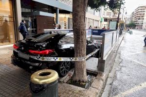 Un conductor begut s'encasta en una boca de metre a València