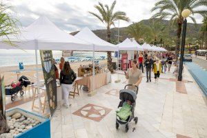 La playa del Albir se convirtió en un gran escaparate de productos ecológicos con la feria ‘Albir Organic’