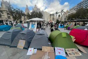 Finaliza la acampada por la vivienda en la plaza del Ayuntamiento de Valencia: convocarán otra movilización si no obtienen respuesta