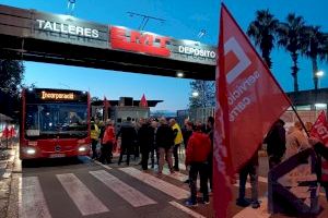 Caos en Valencia por la huelga general de transporte que afecta a EMT y Metrobús: aglomeraciones, largas esperas y autobuses llenos