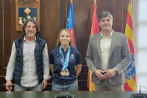 El Alcalde Marcos Zaragoza recibe a la regatista vilera Sara Mengual