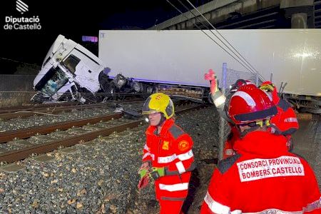 Cortada la línea del tren Valencia-Castellón al caer un camión en las vías entre Nules y Burriana