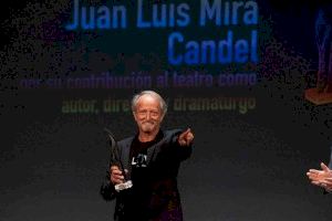 Los premios de teatro José Estruch reconocen a Juan Luis Mira con un galardón honorífico