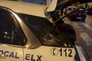 El control más violento en Elche: una "sustancia vegetal verde" acaba con el coche policial dañado