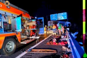 Dos accidents simultanis entre set cotxes i un camió deixen 10 ferits en l'A-7 a Albaida