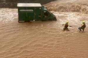 VÍDEO | Más de 200 incidentes por la lluvia en Valencia: rescates en helicóptero, animales ahogados, gente atrapada y viviendas inundadas