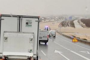 Colapso en la A-3 y corte de los trenes por la invasión de las aguas en numerosos puntos en la provincia de Valencia