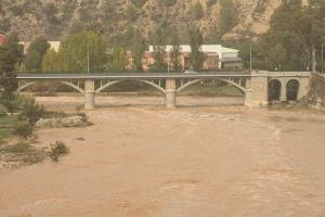 El embalse del Sitjar empieza a recibir el agua del río Mijares con una gran avenida de agua