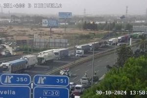 1.200 personas siguen atrapadas en sus coches en la A3 y la A7 por la DANA de Valencia