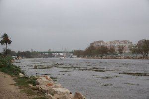 Alerta máxima en Cullera: el río Júcar se desborda y obliga a múltiples evacuaciones