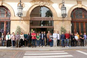 Silencio a las puertas del Ayuntamiento de Sagunto en memoria de las víctimas del temporal