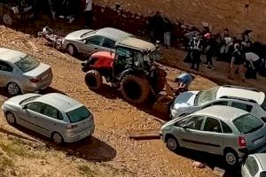 LA UNIÓ trau al carrer els tractors en algunes zones afectades per la DANA per a col·laborar en les tasques d'ajuda